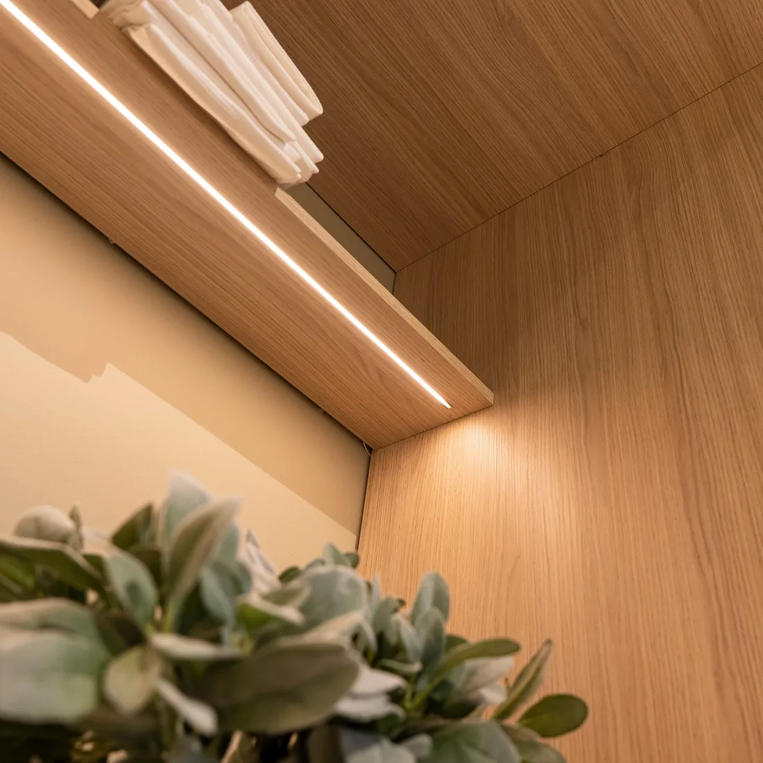 Detalle de iluminación LED integrada en mobiliario de madera, por Itek en Bilbao