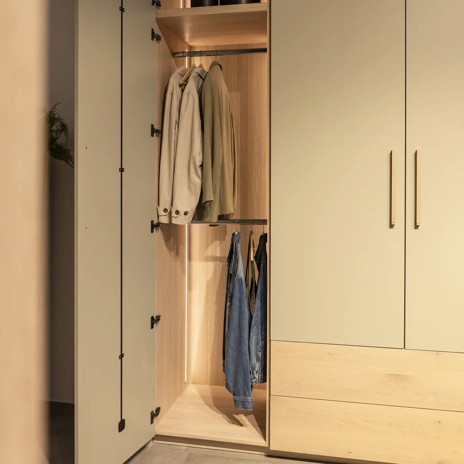 Vestidor a medida con iluminación LED interior, por Itek en Bilbao
