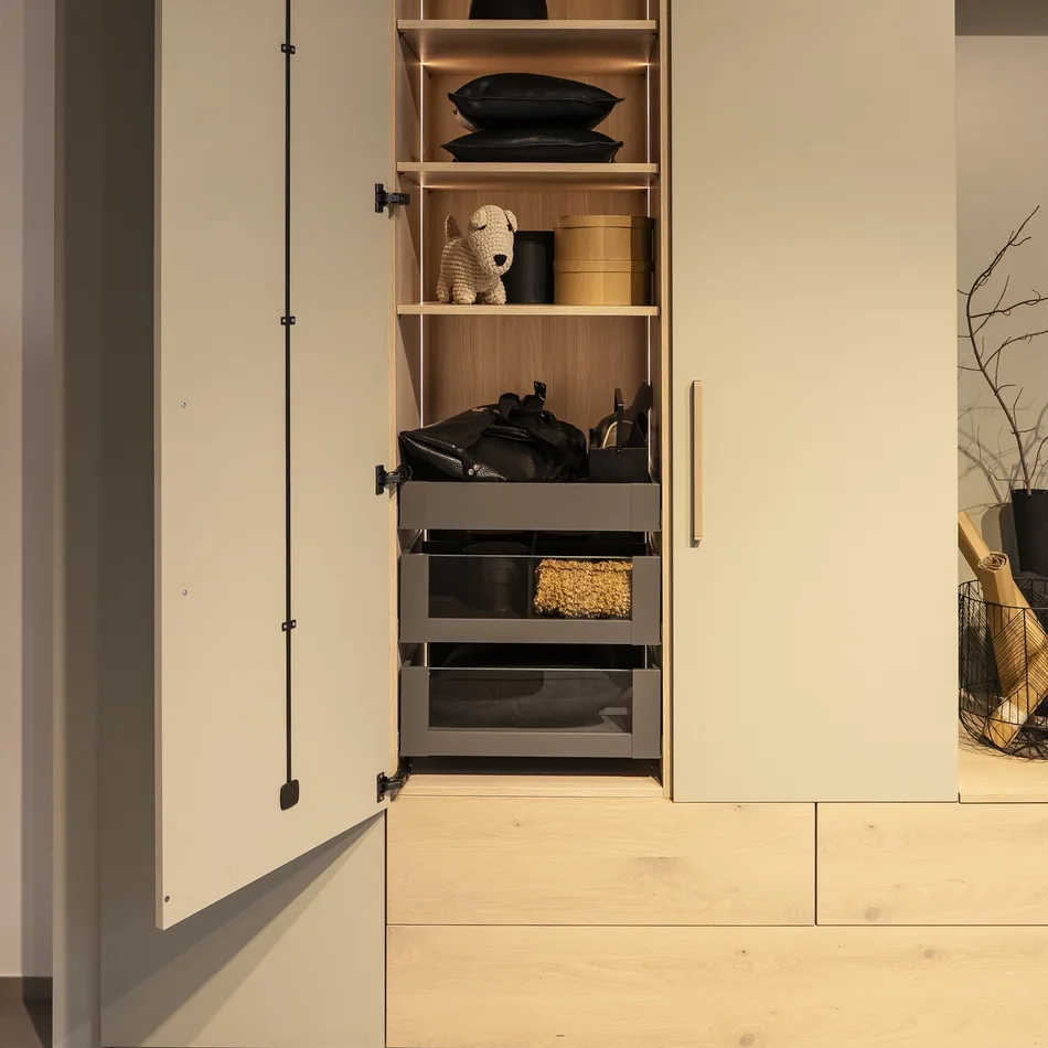 Interior de armario a medida con baldas y cajones, por Itek en Bilbao