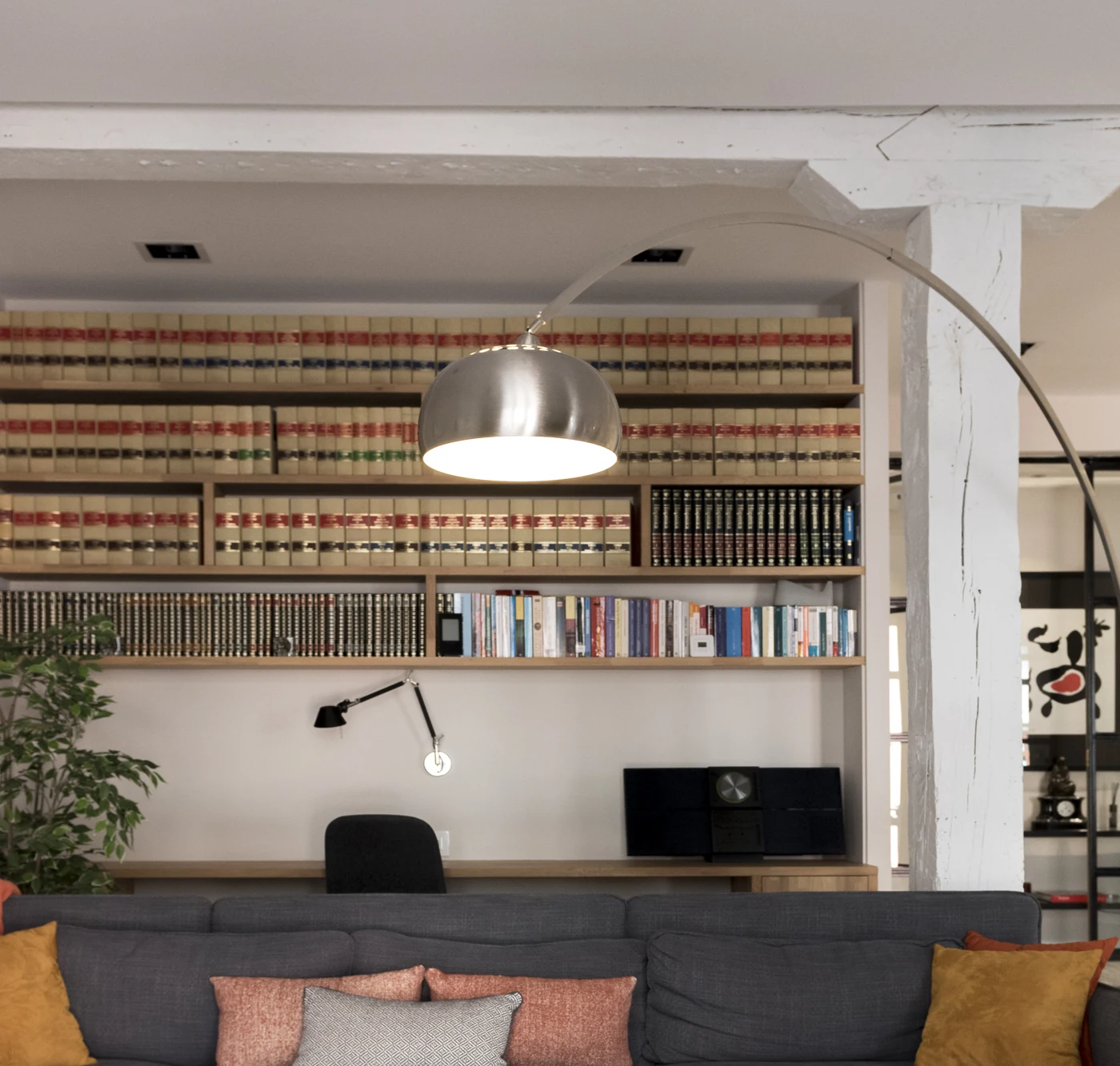 Detalle de lámpara de arco y estantería, mismo salón de Casa Ensanche