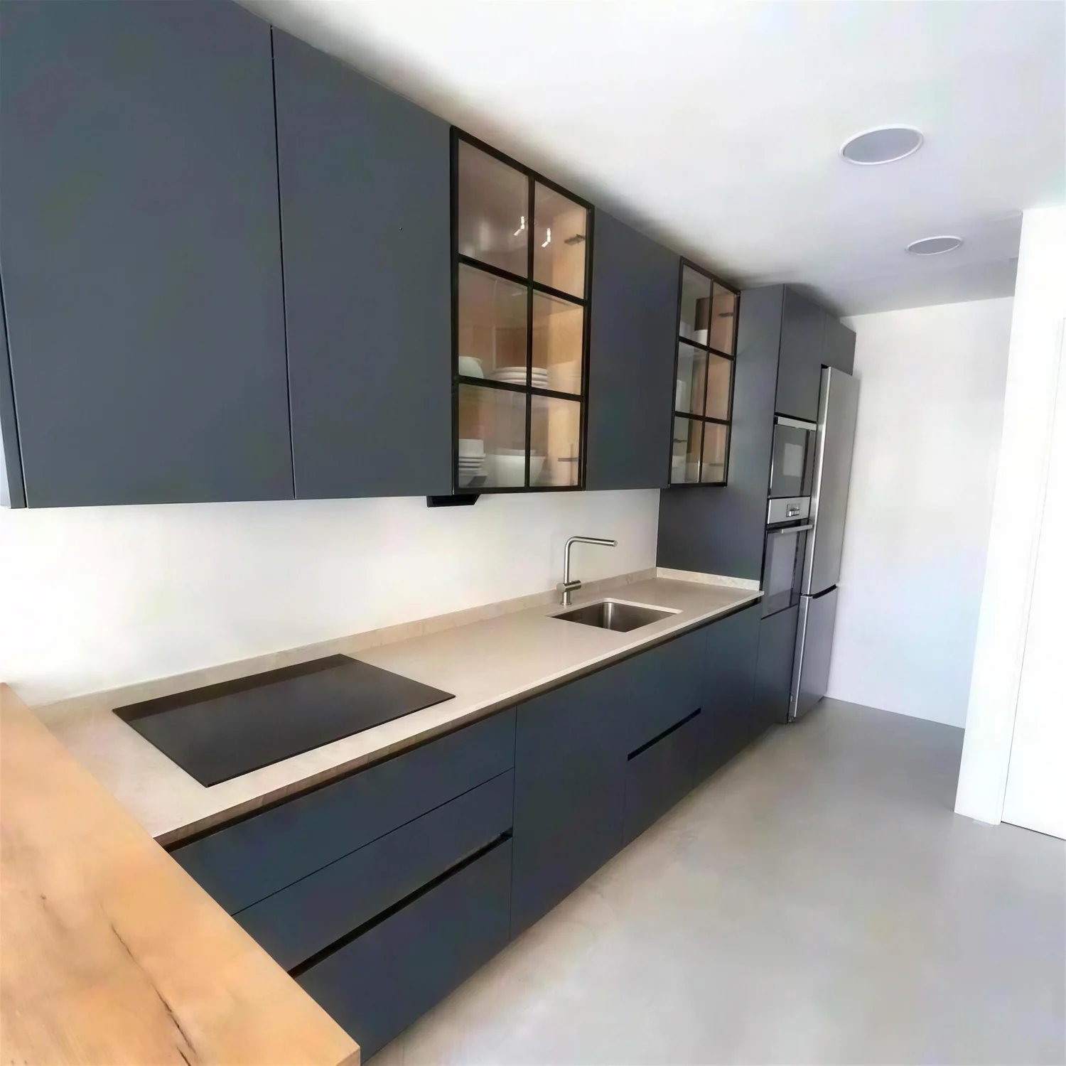 Cocina gris antracita reformada por Itek en Bilbao