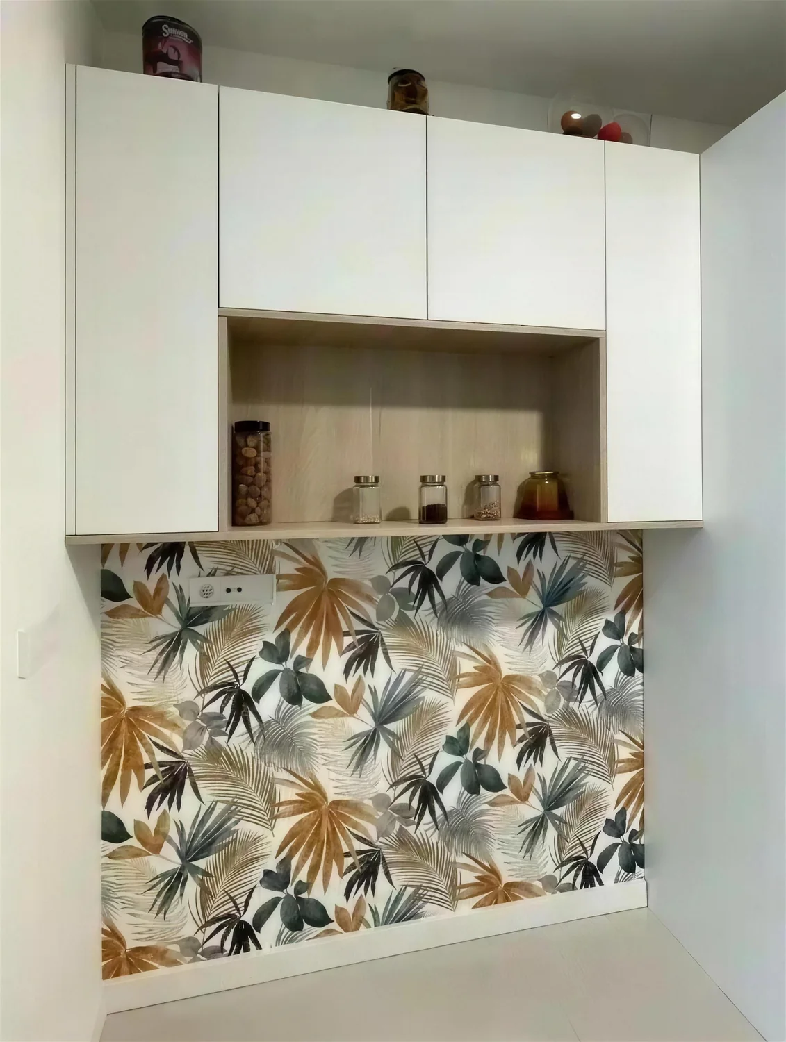 Cocina con papel pintado de carácter reformada por Itek en Bilbao