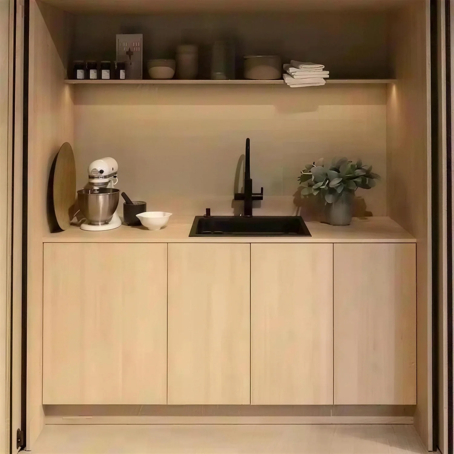 Cocina en roble con fregadero negro reformada por Itek en Bilbao
