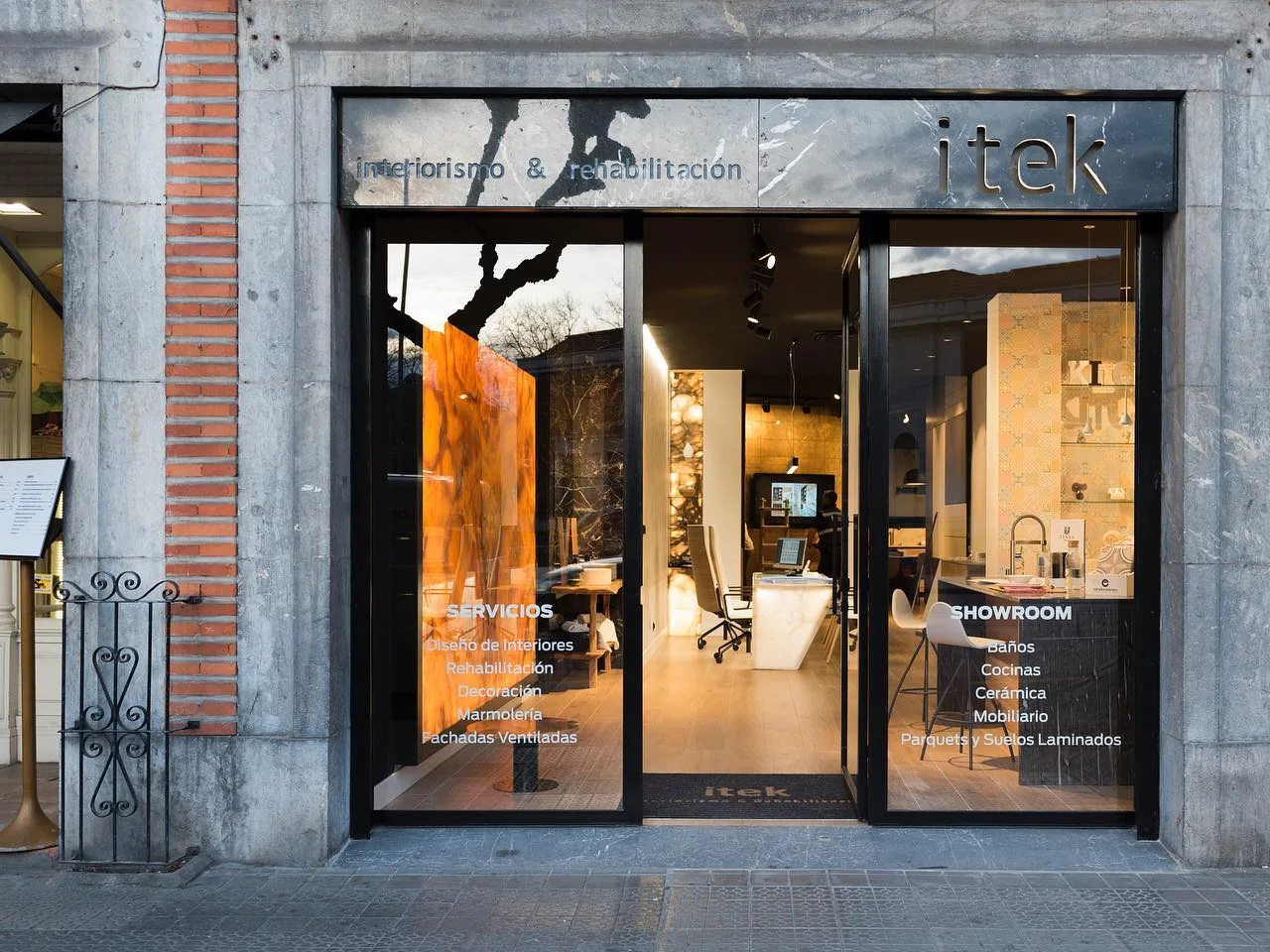 Fachada del showroom de Itek Interiorismo y Rehabilitación en Museo Plaza 3, Bilbao