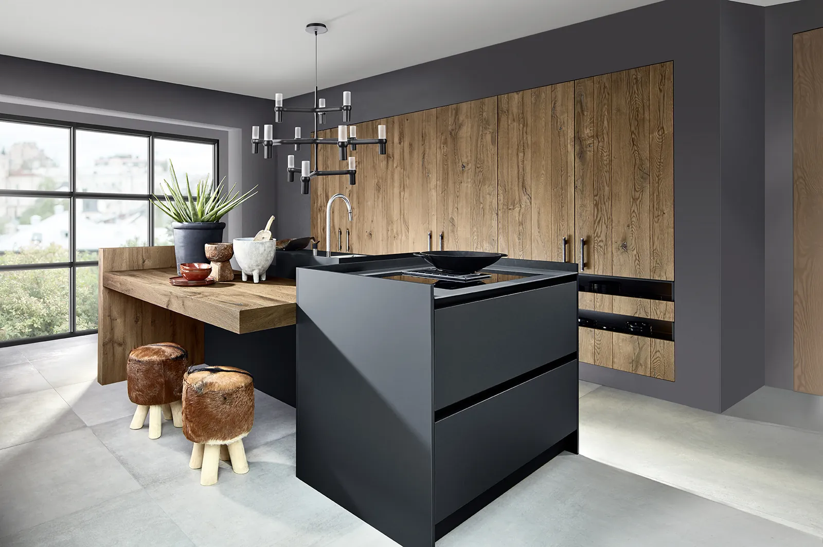Cocina con isla negra y frentes de madera de roble, interiorismo de Itek en Bilbao