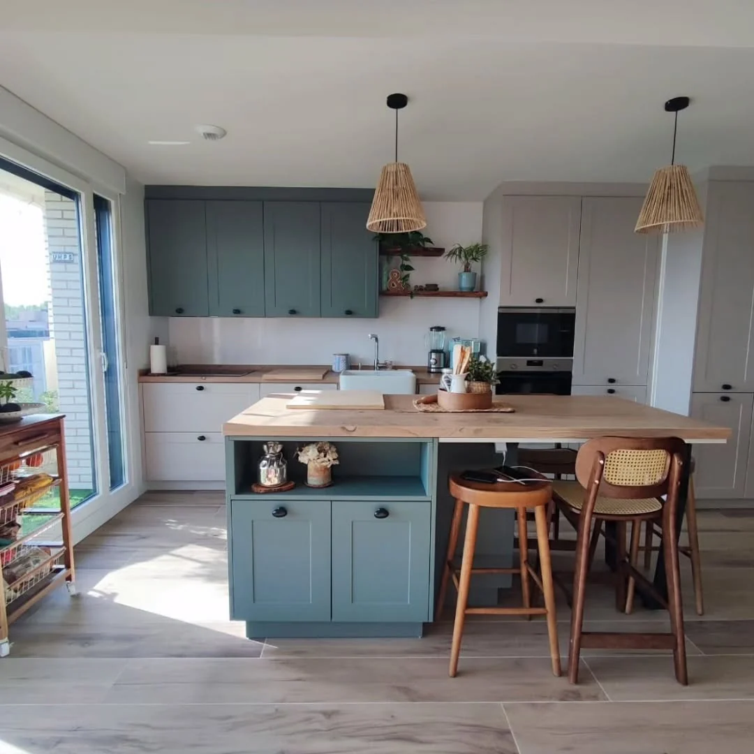 Cocina con isla y office luminoso reformada por Itek Interiorismo en Bilbao