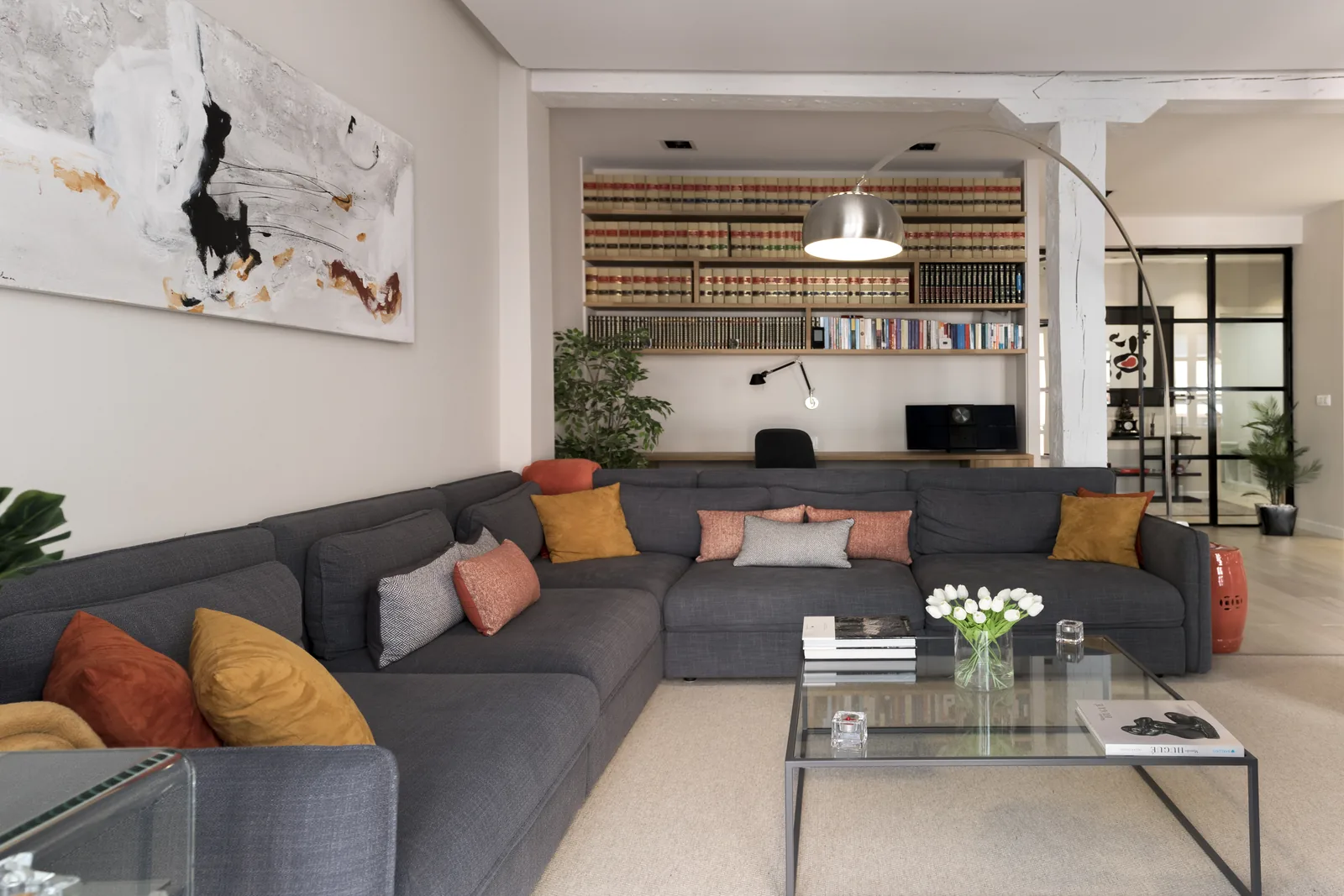 Salón reformado por Itek Interiorismo en un piso del Ensanche de Bilbao, con obra propia