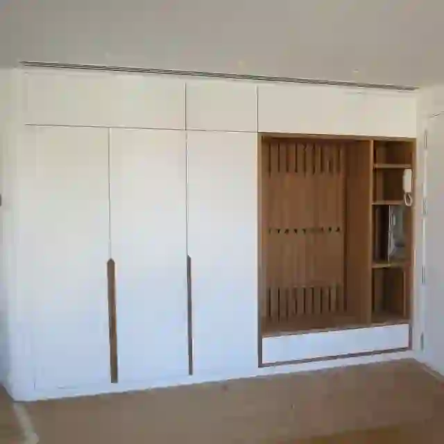 Vestidor empotrado a medida por Itek Interiorismo en Bilbao