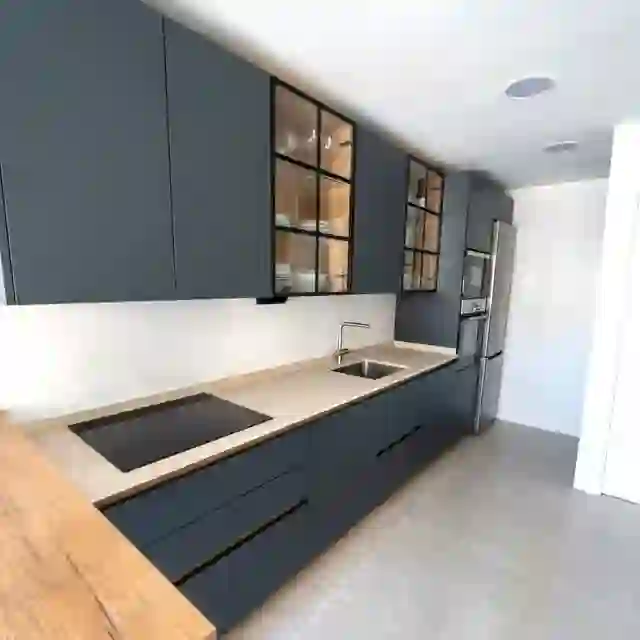 Cocina en antracita con vitrinas instalada por Itek en Bilbao