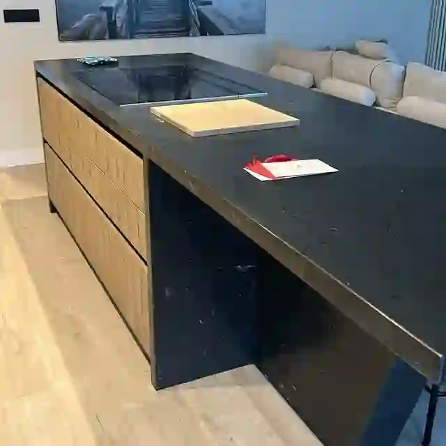 Cocina con isla de piedra reformada por Itek en Bilbao