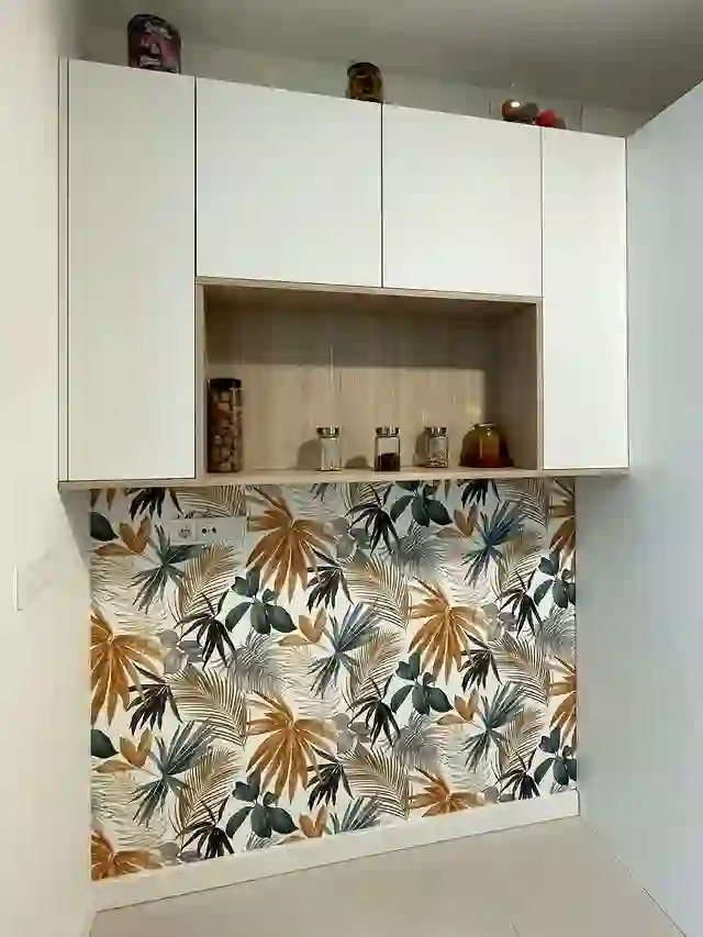 Cocina con papel pintado de carácter reformada por Itek en Bilbao