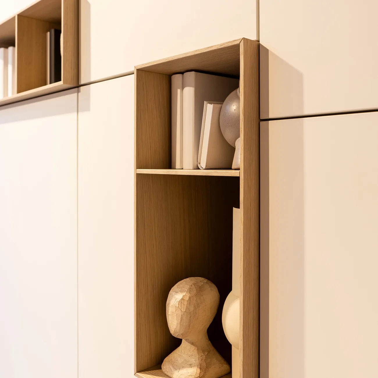 Mueble de almacenaje a medida en madera clara, interiorismo de Itek en Bilbao