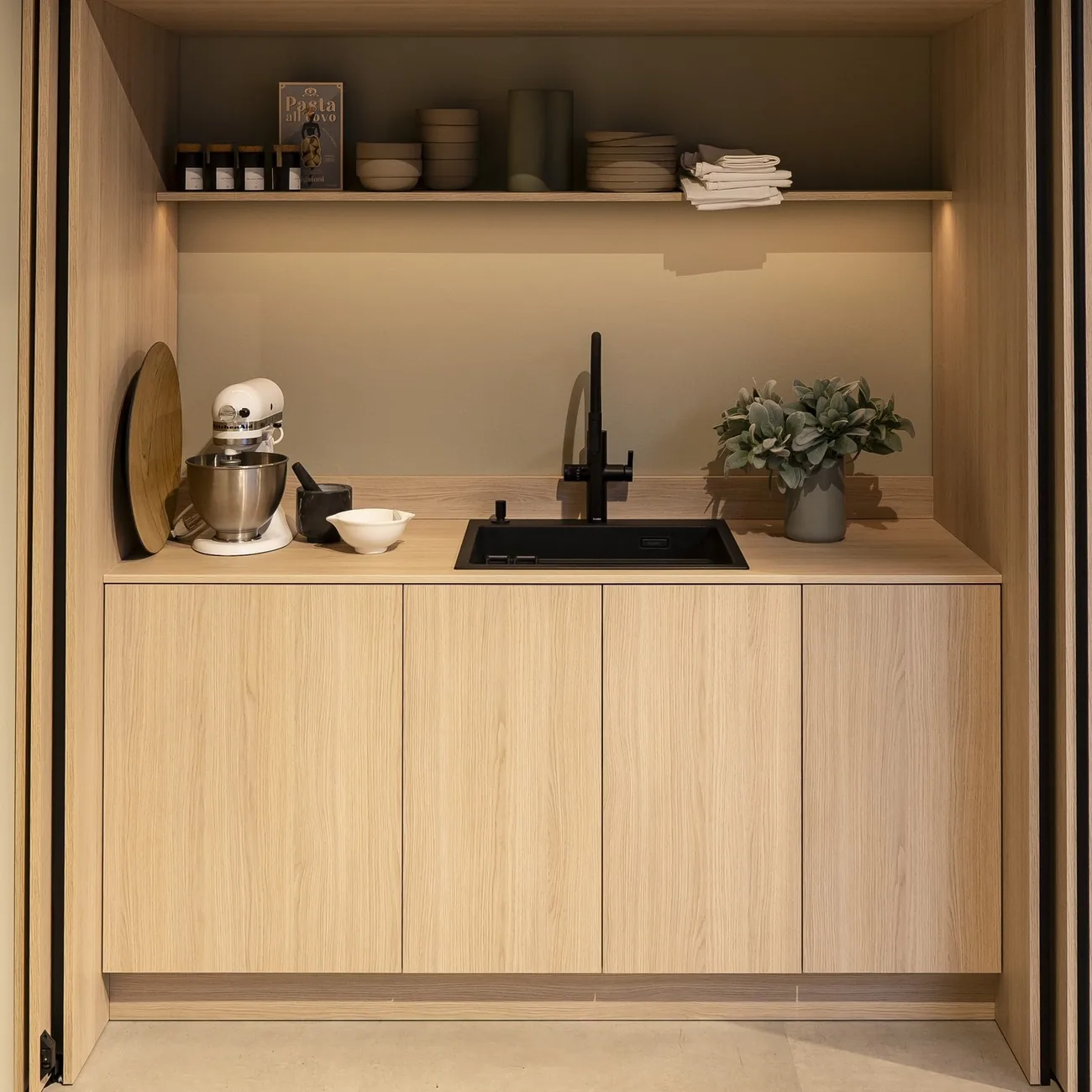 Cocina en roble con fregadero de porcelana reformada por Itek en Bilbao