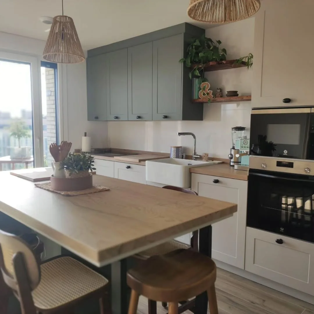 Cocina con isla y office luminoso reformada por Itek Interiorismo en Bilbao