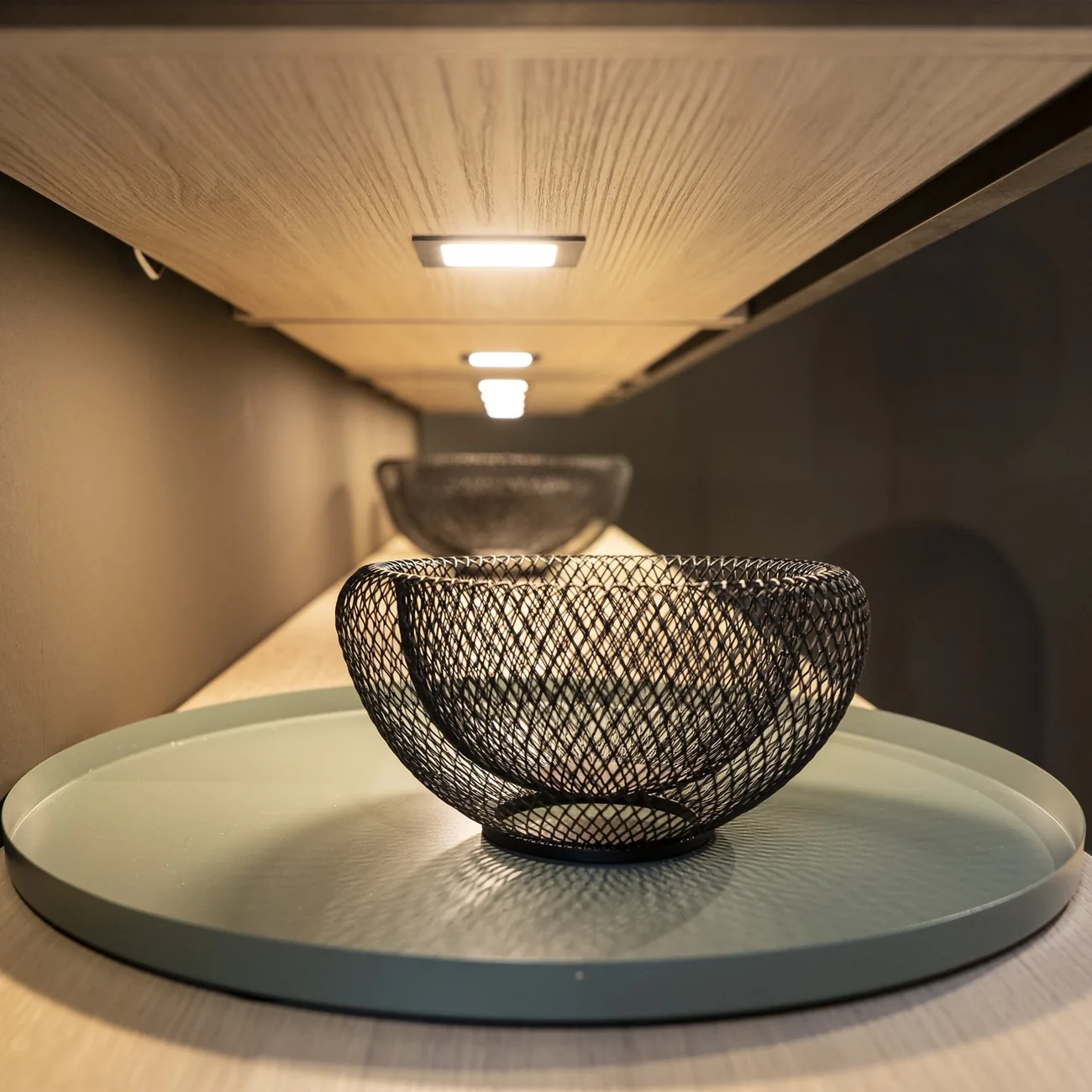 Detalle de interiorismo con iluminación cálida en un proyecto de Itek en Bilbao