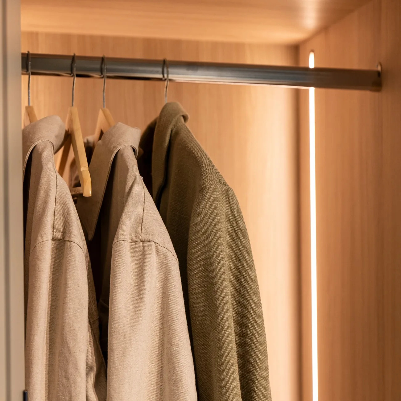Vestidor a medida con armarios de madera reformado por Itek en Bilbao