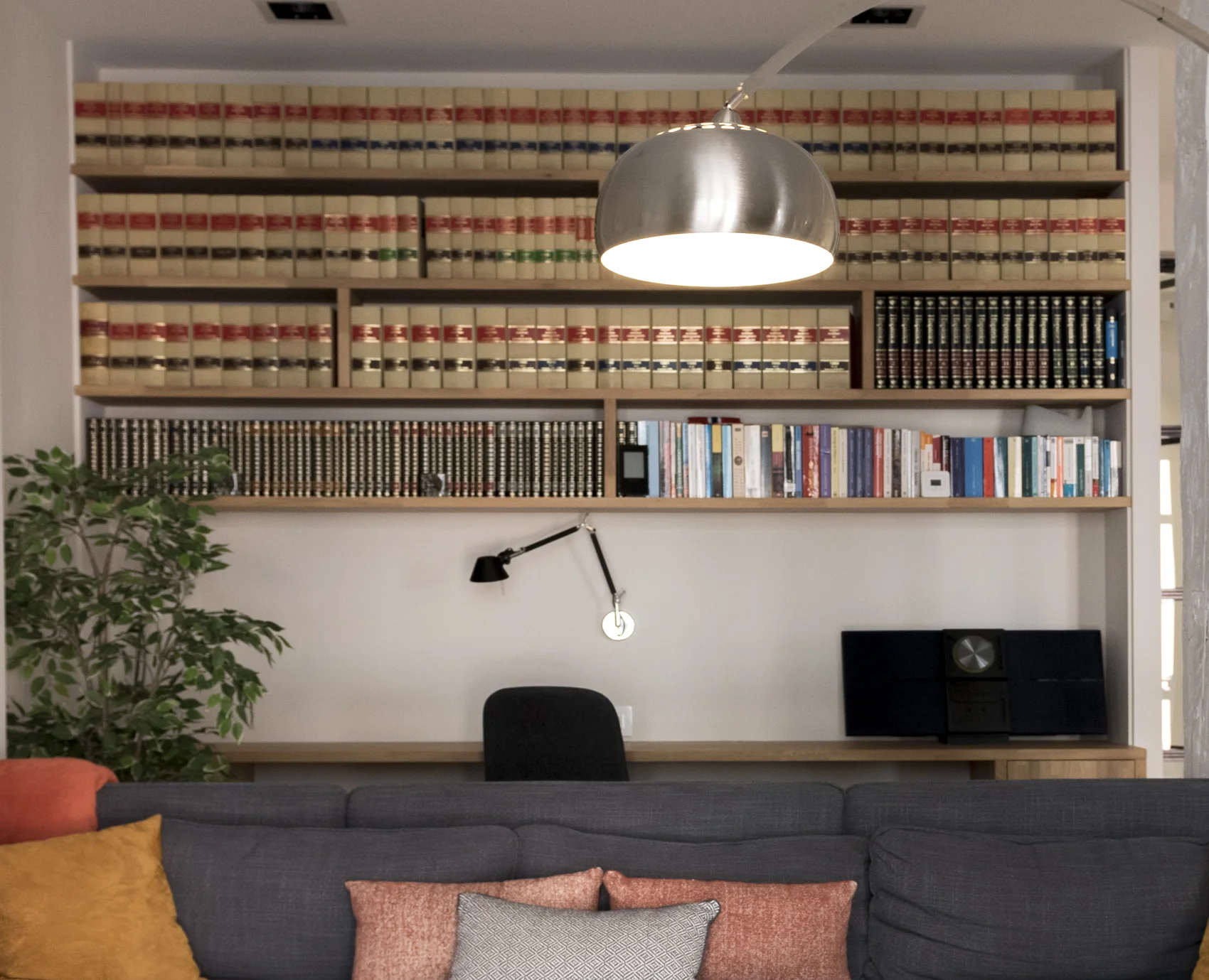 Biblioteca a medida de suelo a techo en Casa Ensanche, por Itek