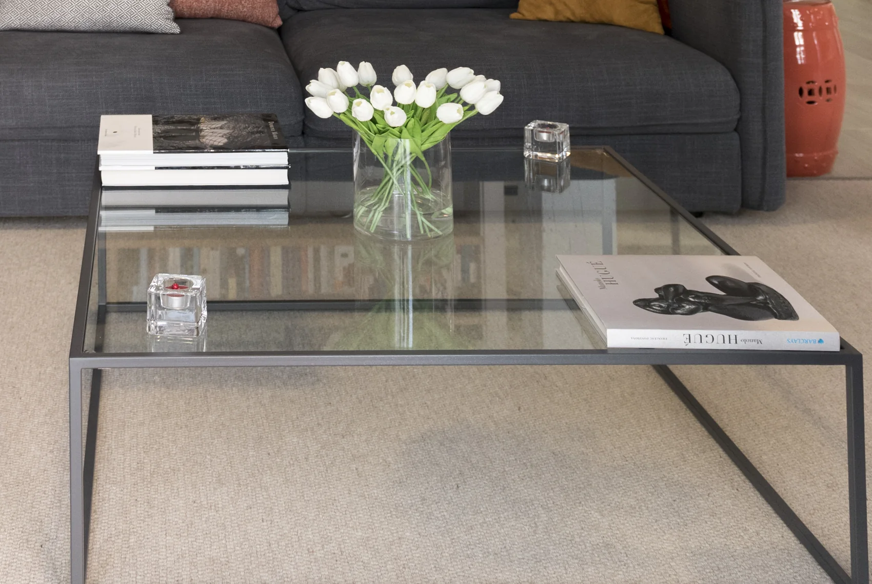 Detalle de mesa de centro y textiles en Casa Ensanche, por Itek