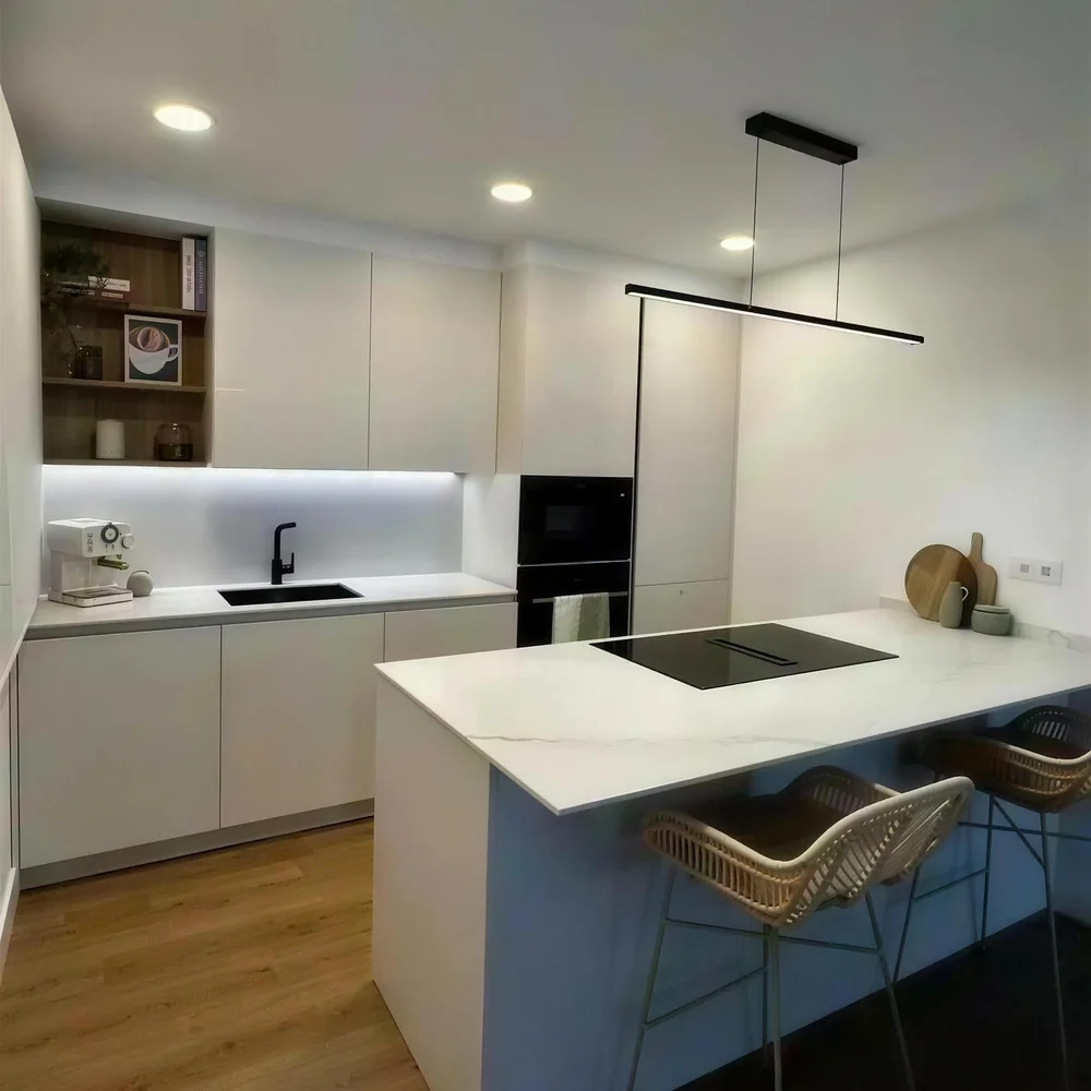 Cocina con isla de piedra instalada por Itek en Bilbao